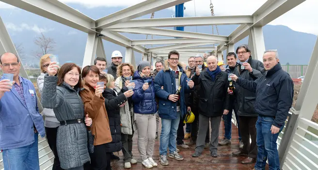 Una folla per il nuovo ponte sul Sarca