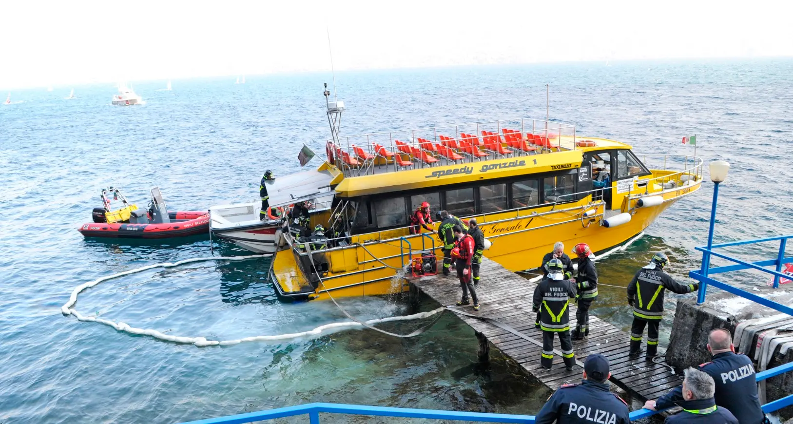 Fiamme sul traghetto, salvi 42 turisti