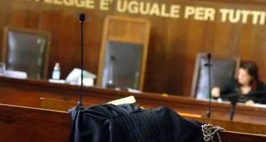 La bimba cade dal terrazzo, mamma assolta