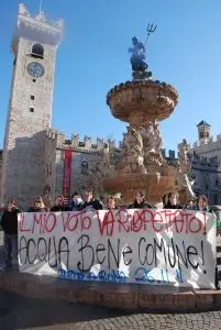 Piazza Duomo, flash mob sull'acqua