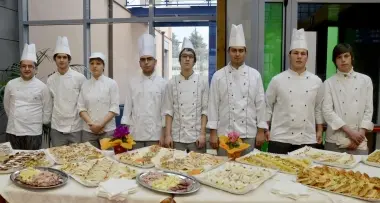 I cuochi dell'istituto alberghiero cucinano per gli anziani
