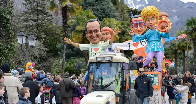 Tanti bambini e coriandoli sfilata dei carri da applausi