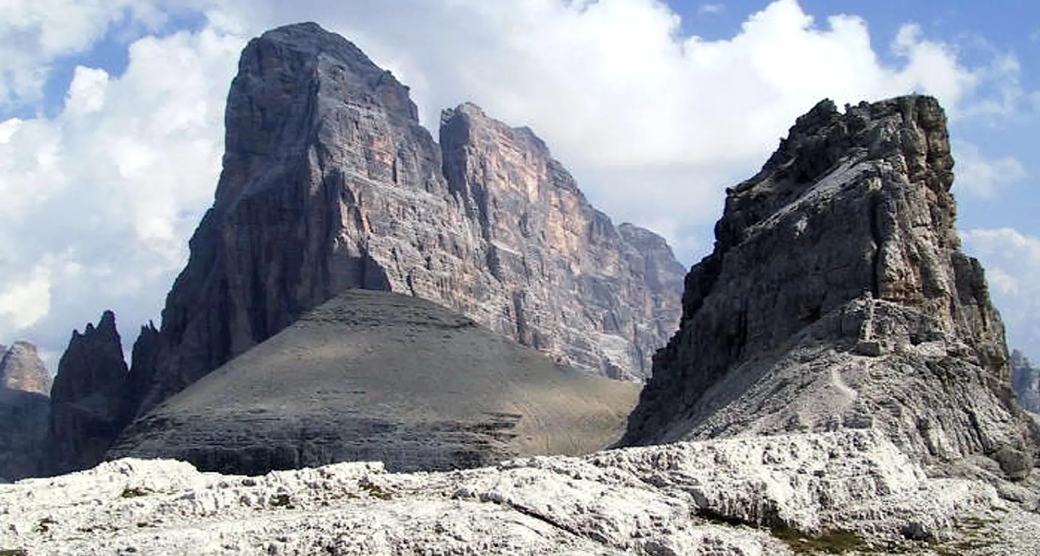 Scarica di sassi sulla comitiva: sei feriti