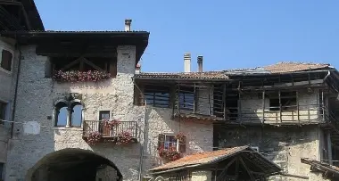 Seconde case, lo stop nel Bleggio