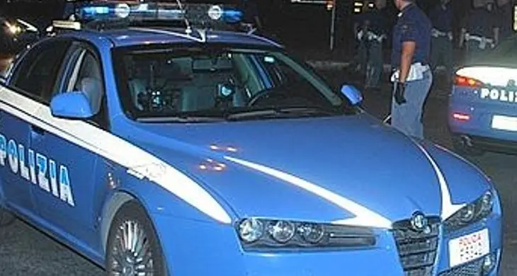Sorpreso da un passante mentre svaligia le auto in via Brennero