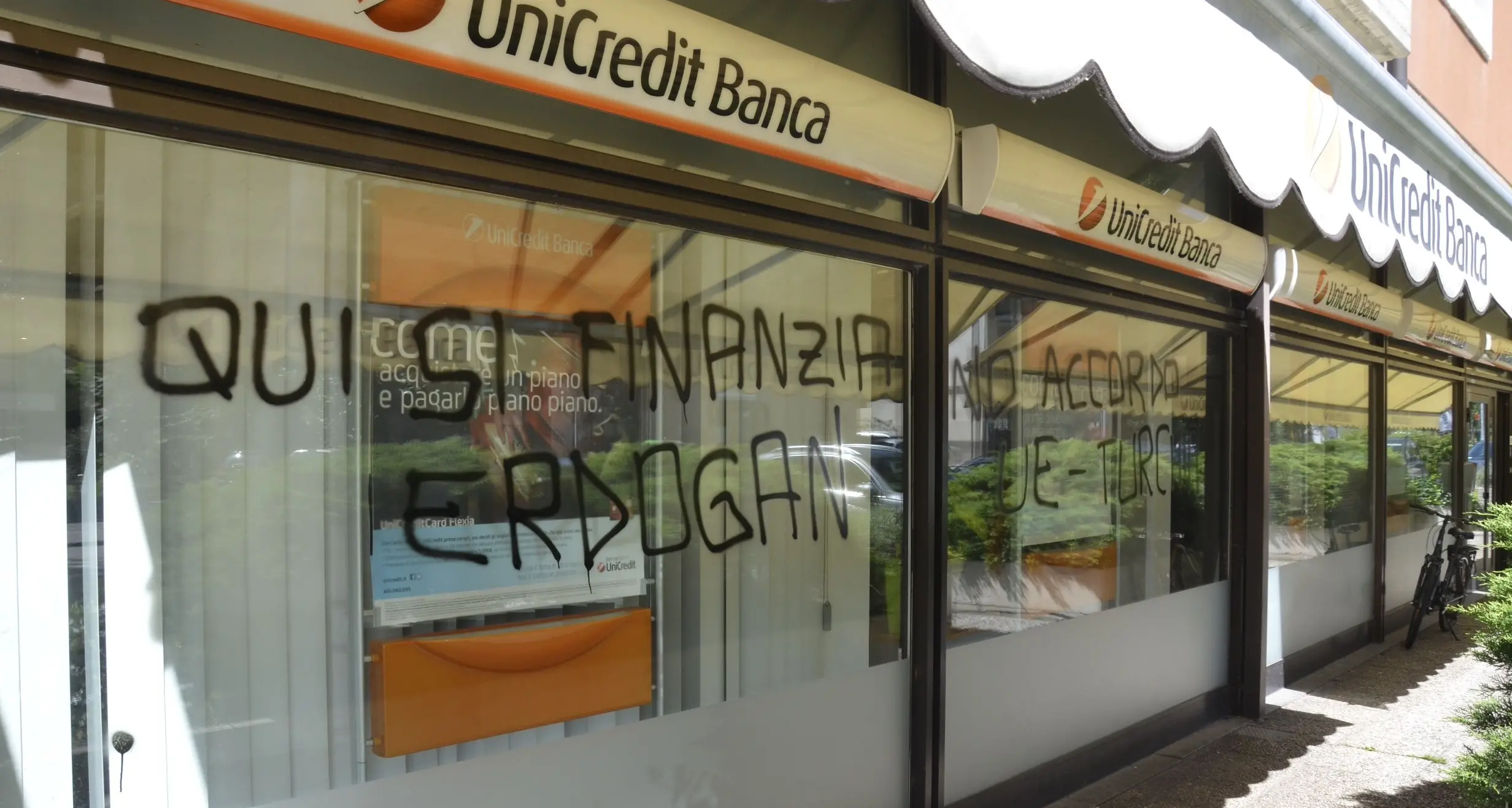 Petardi contro un bancomat a Rovereto