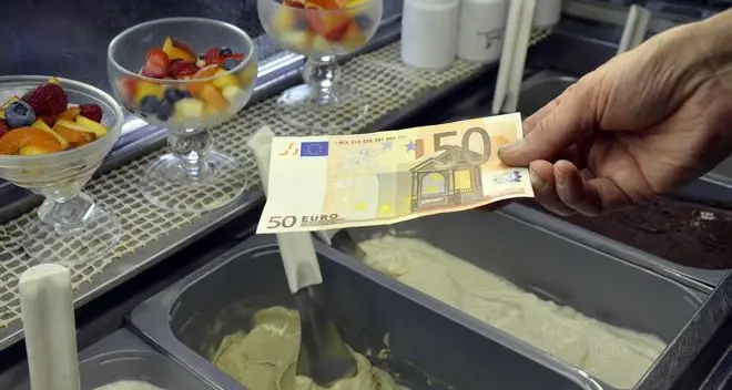 Minorenne paga con banconote false: denunciato
