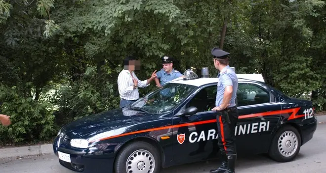 Rapina i coetanei e minaccia il padre, diciassettenne arrestato