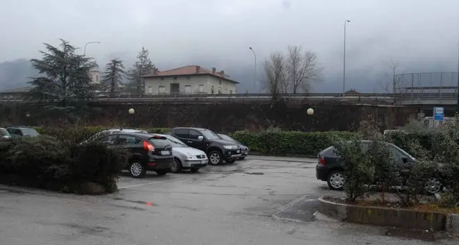 Minacciati con la pistola e rapinati