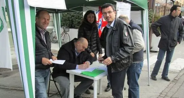 Il sindaco firma la petizione della Lega