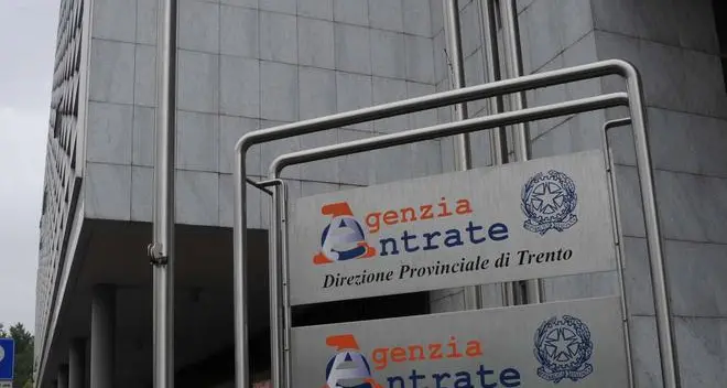 Svende tutto sul web, ma non paga le tasse
