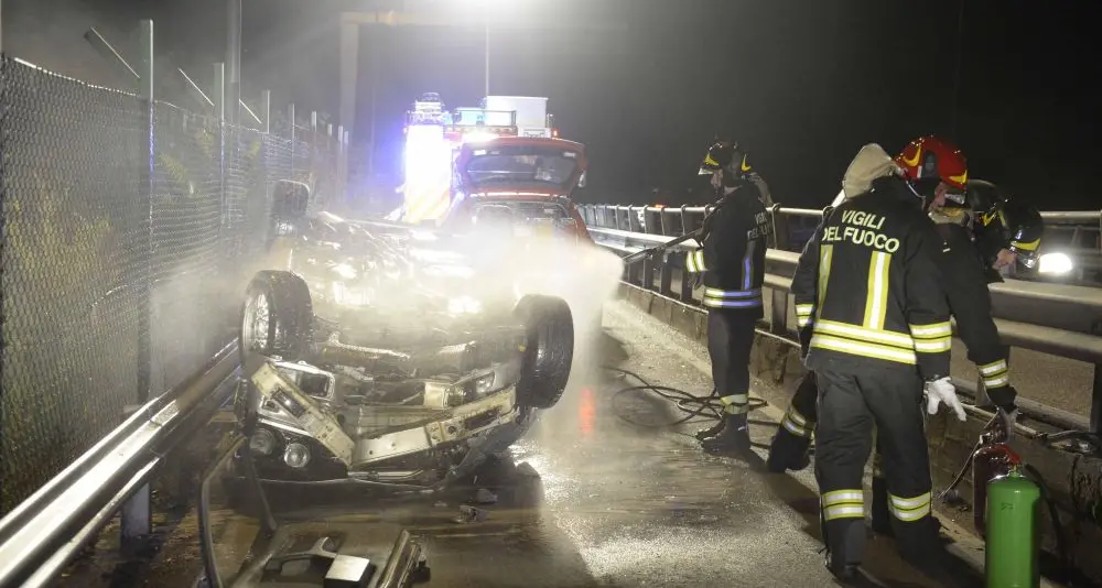 Trento, auto si ribalta al ponte di Ravina: due feriti