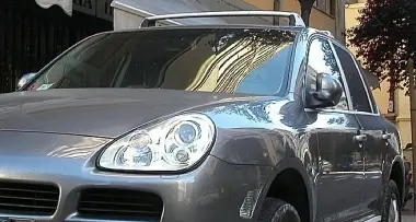 Tradito, distrugge la sua Porsche