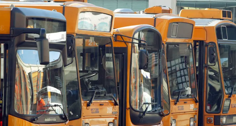 Un fiume di segnalazioni: «Ritardi e bus affollati»