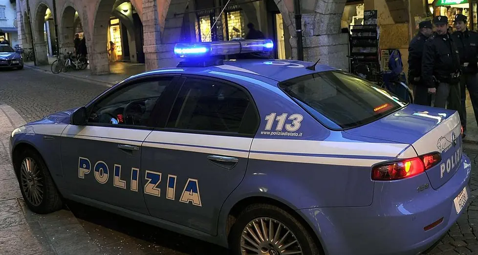 Atti osceni in automobile, la ragazzina lo fotografa