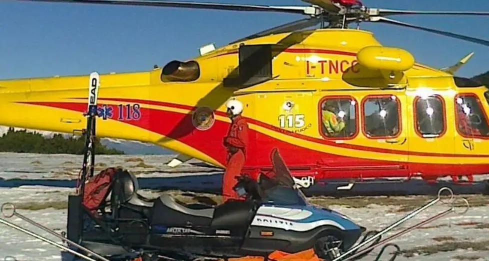 Poliziotti salvano la milza a uno snowboarder