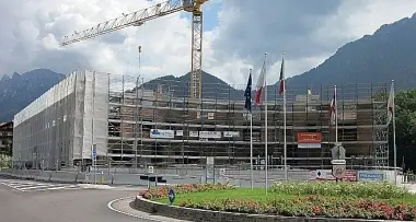 Primiero, in fiamme il «mostro di cemento»