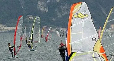 Lago di Garda, morto un surfista