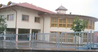 Scuola nuova, ma il tetto si «scioglie»