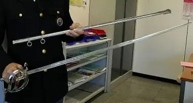 Una spada abbandonata alla fermata dall'autobus