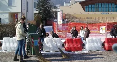 Studenti-spazzini per pagare la gita
