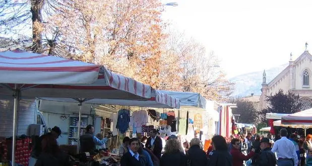 Donna derubata al mercato ladro bloccato da un passante