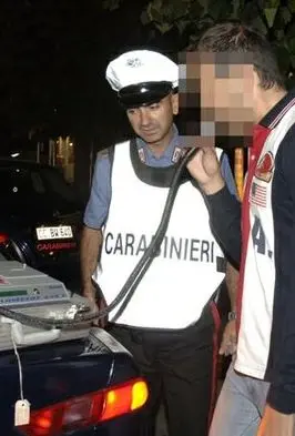 Ubriaco al volante causa un incidente: doppia denuncia