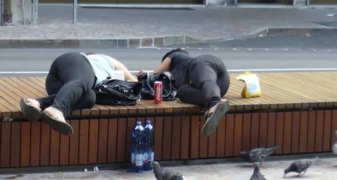 Saranno tolte le panchine di piazza della Portela