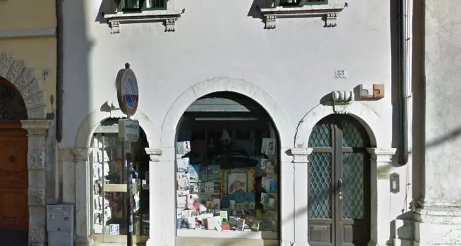 Coppia di ladri deruba la libreria Benigni