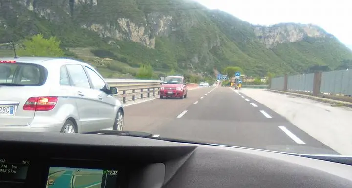 Contromano in tangenziale: paura a Ravina