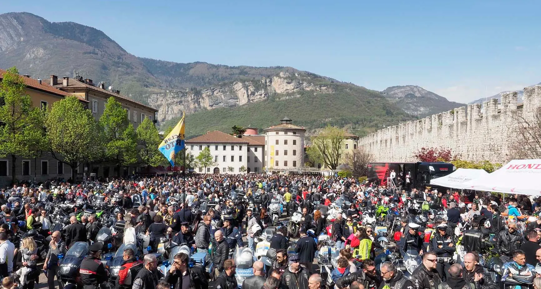 In piazza Fiera la benedizione delle moto