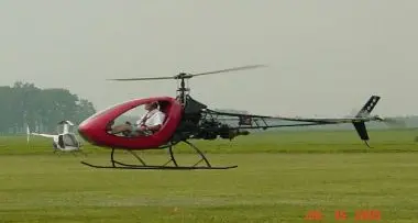 Elicottero finisce nel Garda, illeso pilota trentino