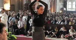 La messa? Accompagnata da canti e balli in flamenco