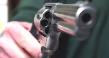 Pistola in faccia: commerciante rapinato