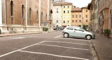 Trento: aggredito e rapinato in pieno centro