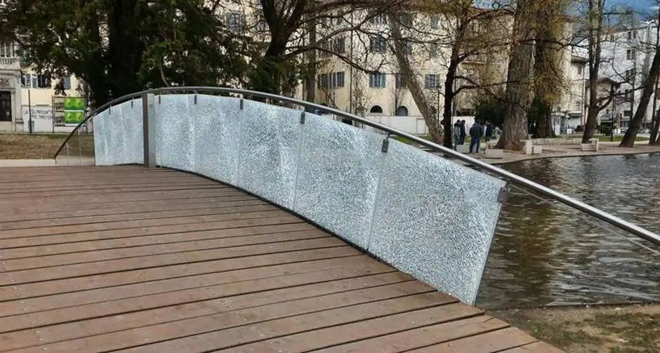 Trento, sassate contro il ponte: vandali in piazza Dante