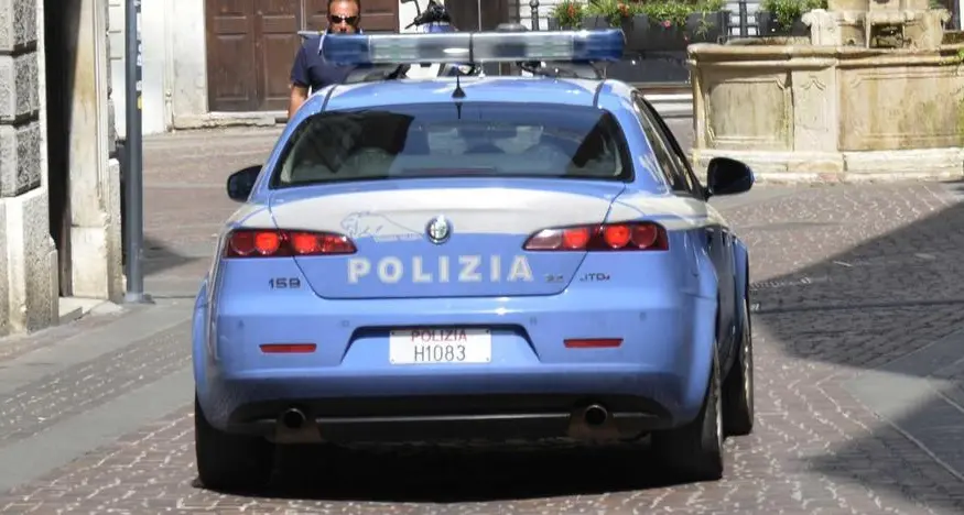Si abbassa i pantaloni in strada: denunciato