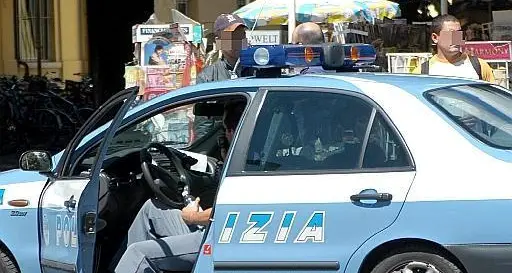 Braccialetti di ferro venduti come oro: denunciato a 77 anni