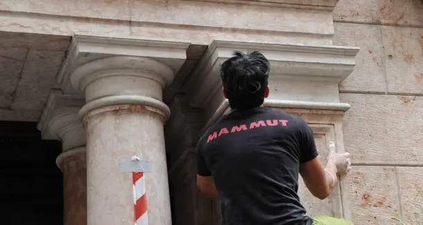 Moderni «uomini ragno» sulle facciate dei palazzi