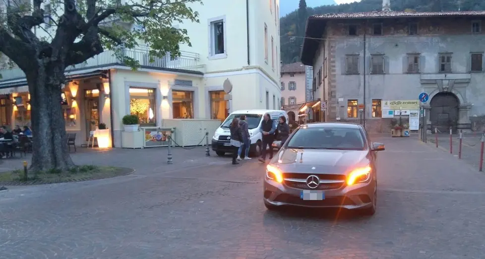 Giuliani, auto in divieto di sosta