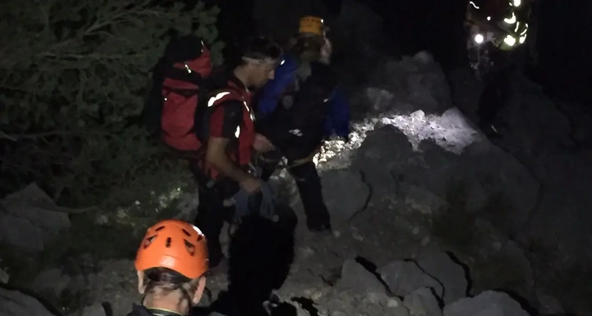 Due giovani sorpresi dal buio in parete