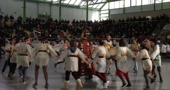 Carnevale, vince l’America di Colombo e degli indiani / VIDEO