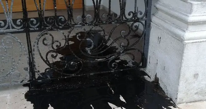 I vandali attaccano il municipio di Mori