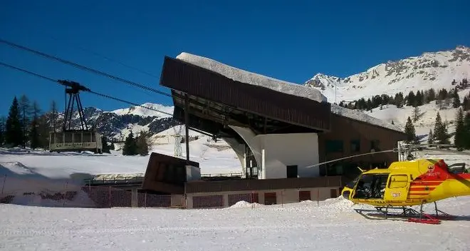 Passo San Pellegrino, la neve piega il tetto della funivia