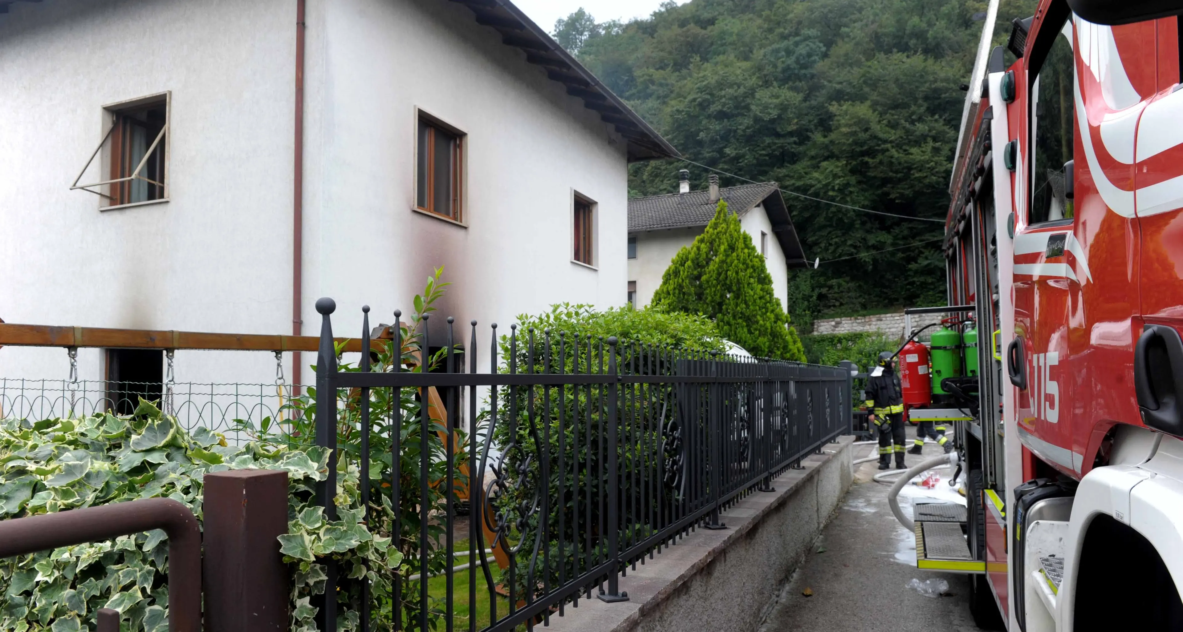 Rovinoso incendio in casa a Ravina