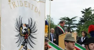 2 giugno: a Trento si festeggia davanti al monumento di Dante