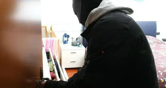 Finti poliziotti tentano il furto in casa