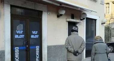 Sala giochi: sindaco «bombardato»