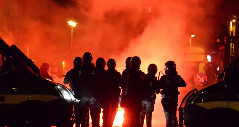 Foibe: scontri, cariche e bombe carta