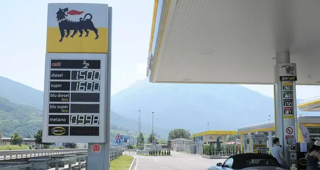 Benzina scontata, tutti in coda ai distributori Eni